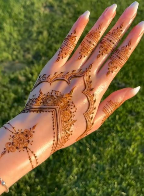 Beautiful Henna Designs Unique, Henna Islam, Henna Wedding Designs, Arabic Henna Designs Unique, Summer Henna Designs, Simple Bridal Henna, Dainty Henna, Tattoos Arabic, Eid Aesthetic