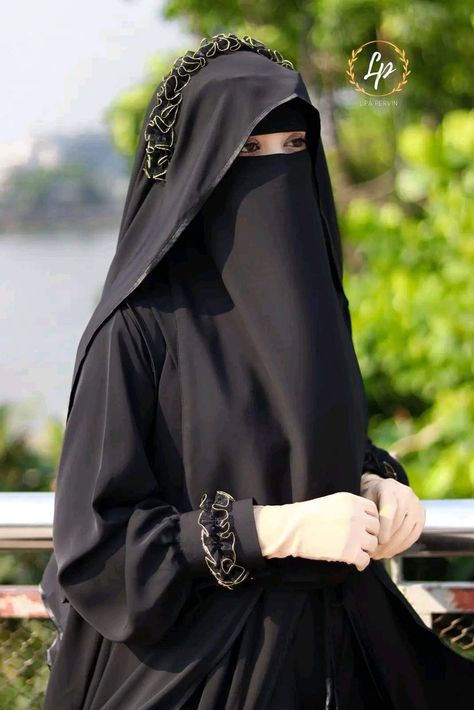 Borkha Pora Pic, Burkha Girl Dp, Black Niqab Aesthetic, Niqab Photography Black, Niqabi Girl Aesthetic, Army Couple Pictures, Hijab Dp, Burqa Girls Dpz, Muslimah Photography