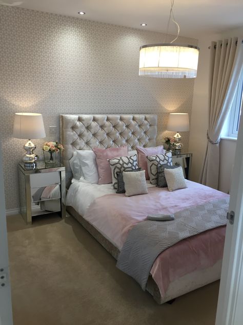 Pink gold and silver bedroom large lampshade Chesterfield headboard Pink And Silver Bedroom, Grey And Silver Bedroom Ideas, Grey And Silver Bedroom, Chesterfield Headboard, White And Silver Bedroom, Silver Bedroom Decor, Luxury Bedroom Sets, Silver Room, Gold Bedroom Decor