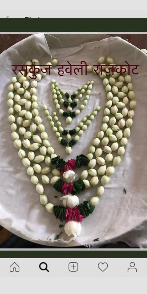 Palna Decoration, Thulasi Plant Decoration, Flower Jewellery For Haldi, Flower Garland Diy, Garland Making, Fresh Flower Jewelry, How To Make Garland, Wedding Symbols, Acrylic Rangoli