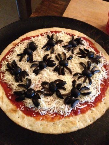 Halloween pizza.....ekk!Spiders!!! Halloween Food Crafts, Halloween Pizza, Halloween Party Appetizers, Spooky Food, Sunday Recipes, Halloween Dinner, Día De Muertos, Halloween Snacks, Halloween Food