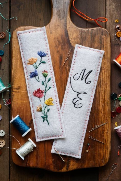 50 DIY Bookmarks [Easy To Make] – craftydiyers.com Fabric Book Markers Diy, Yarn Bookmarks Diy Easy, Felted Bookmarks Diy, Diy Bookmark For Boyfriend, Felt Crafts Bookmark, Embroidery Corner Bookmark Diy, Kids Diy Bookmarks, Diy Embroidery Bookmark, Custom Bookmarks Diy