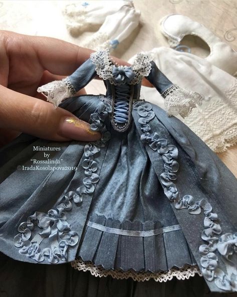 13 Things I Found on the Internet Today (Vol. DCXXXIV) Dollhouse Doll Clothes, Dollhouse Clothes, Miniature Dress, Messy Nessy Chic, Diy Doll Miniatures, Victorian Dolls, Half Dolls, Silk Outfit, Mini Things