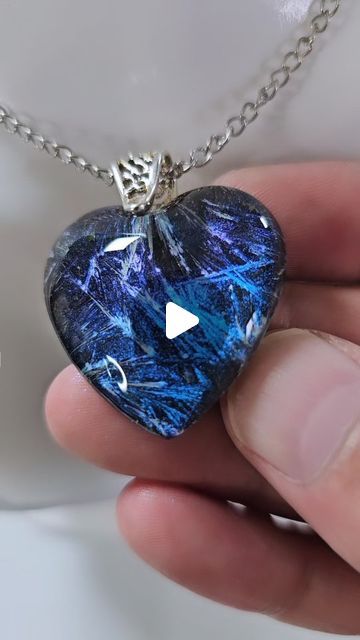 Epoxy Pendants Diy, Resin Heart Pendant, Uv Resin Jewelry Ideas, Resin Necklace Ideas, Uv Resin Jewelry Diy, Resin Pendant Ideas, Uv Resin Ideas, Resin Jewelry Ideas, Resin Gift Ideas