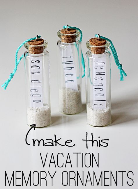 vacation memory ornaments - so cute and easy! Memory Ornaments, Deco Marine, Art Coquillage, Vacation Memories, Beach Christmas, Diy Spring, Memorial Ornaments, Beach Crafts, Apothecary Jars