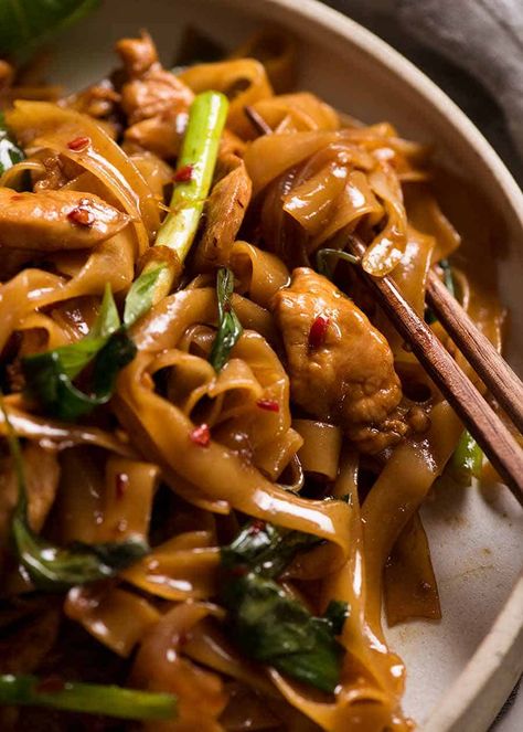 Make this popular Thai street food in your own home with everyday ingredients! Authentic, fast and easy - this is real Pad Kee Mao (Drunken Noodles). Lo Mein, Pad Kee Mao, Drunken Noodles, Recipetin Eats, Recipe Tin, Thai Street Food, Health Dinner, Noodle Dishes, Free Life