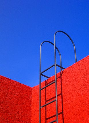 TIPS FOR USING CONTRAST IN PHOTOGRAPHY High Contrast Photography, Contrast Photography, Contrast Art, Minimal Photography, Elements And Principles, Red Wall, Foto Tips, Principles Of Design, Composition Photography