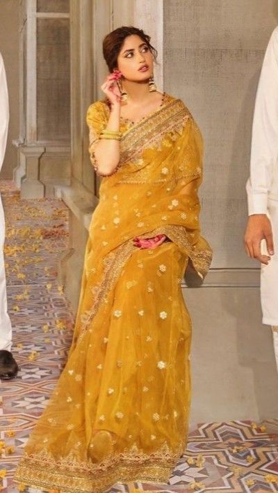 Shadi Pose, Mehndi Saree, Saboor Aly, Actress Dress, Saboor Ali, Sajal Aly, Mehndi Dresses, Sajal Ali, Dress Book