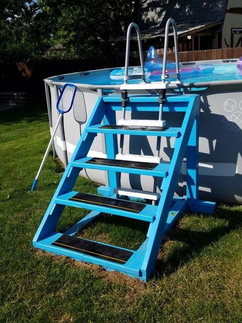 I wish I could find out more about this pic.Pool ladder. Incorporates the stock pool ladder. Very stable. Above Ground Pool Stairs, Piscina Pallet, Stock Pool, Oberirdischer Pool, Stock Pools, Deck Landscaping, Deck Piscina, Piscina Intex, Pool Deck Plans