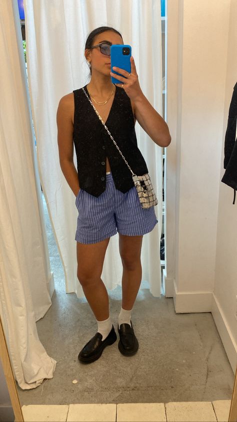 August 2023 Fashion Trends, Short Slip Skirt Outfit, Dark Denim Shorts Outfit, Effortlessly Cool Outfits, Masc Femme Fashion Summer, Black Trouser Shorts Outfit, Midi Skirt Summer Outfit, Beach Street Style, Boxer Shorts Outfit