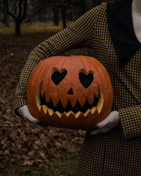 Couples Carved Pumpkins, Halloween Couple Photoshoot, Halloween Pumpkin Stencils, Cute Pumpkin Carving, Pumkin Carving, Halloween Pumpkin Carving Stencils, Halloween Couple, Pumpkin Carvings Stencils, Pumpkin Stencil