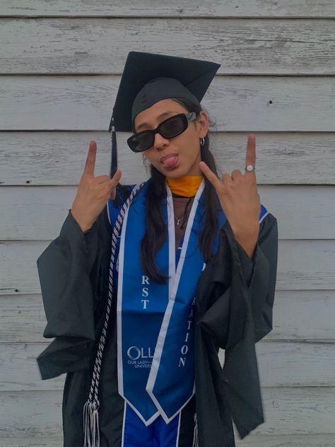 Graduation Photoshoot Ideas, Grad Pic, Graduation Photography Poses, Graduation Picture, Graduation Picture Poses, Grad Photoshoot, Graduation Photography, Graduation Photoshoot, Graduation Photo