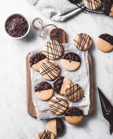 Orange Shortbread Cookies, بيتي فور, Orange Shortbread, Food Photography Dessert, Baking Photography, Resepi Biskut, Dessert Photography, Food Photography Props, Food Photography Tips