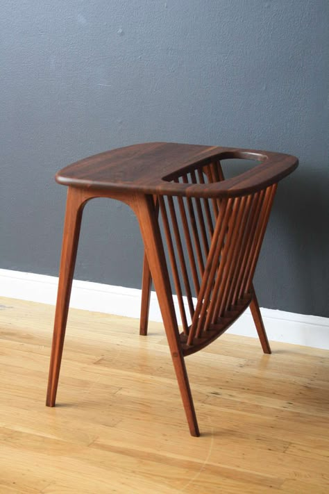 Love dual purpose objects. This one serves two purposes in the same room with style. Mid Century Chair Makeover, Mcm Furniture, Прикроватные Тумбочки, Chair Makeover, Folding Chairs, Mid Century Modern Decor, Mid Century Chair, Retro Furniture, Mid Century Decor