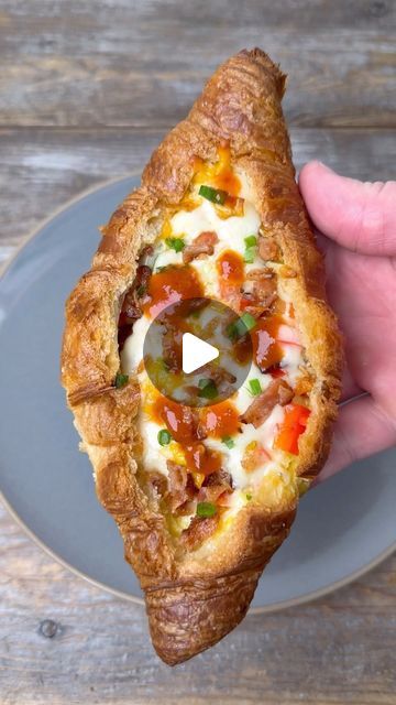 Nick Nesgoda on Instagram: "Breakfast Croissant Boats These are a super easy way to meal prep for breakfast during a busy week! Recipe for 4 boats • Cut the top third off of each croissant then remove some of the filling or press/pack it down. • Fry up 4 slices of bacon until crispy (1 for each croissant) then chop it up into bite size pieces. • Whisk 4 eggs together with 1/4 cup heavy whipping cream • Assemble boats with chopped bacon, bell peppers, green onions, pepper jack and cheddar cheese. • Pour in your whisked eggs then season on top with salt & pepper • Place on a cookie sheet then get them in your oven or grill them at 350F for 15 mins • Once the egg has cooked and the cheese is melted, they are done • Top with your favorite hot sauce and enjoy! . . #breakfast #mealprep # Croissant Boats, Meal Prep For Breakfast, Breakfast Croissant, Breakfast Slider, Crescent Recipes, Croissant Breakfast, Camping Breakfast, Good Morning Breakfast, Bacon Egg And Cheese