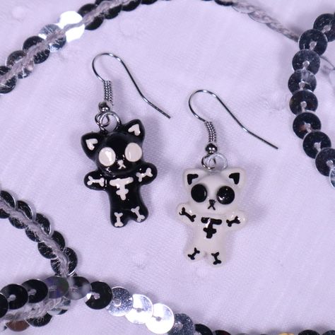 Cute Goth Earrings, Creepy Cute Jewelry, Clay Goth Ideas, Gothic Clay Jewelry, Kawaii Clay Earrings, Emo Clay Ideas, Goth Clay Earrings, Goth Clay Ideas, Grunge Clay Ideas