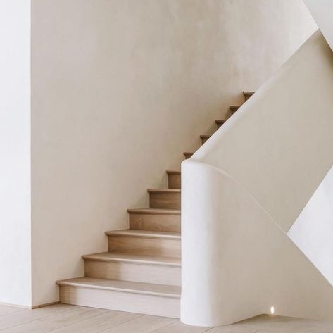 Ashley Robbins on Instagram: “T H I S W A Y U P . . . ☁️ Trendspotting: smooth plastered staircases and metal railing. So so dreamy! Someone I know, please do this…” Stairway Design, Stair Case, Interior Stairs, Clay Wall, Wall Finishes, Stairway To Heaven, House Stairs, Plaster Walls, Staircase Design