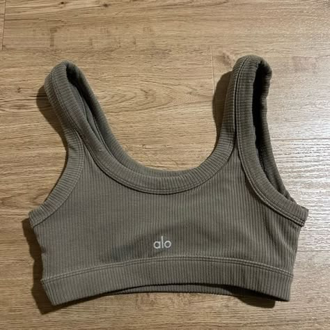 Alo Gym Wear, Alo Yoga Top, Alo Workout Clothes, Alo Clothing, Alo Yoga Aesthetic, Alo Set, Alo Yoga Set, Alo Yoga Outfit, Olive Top