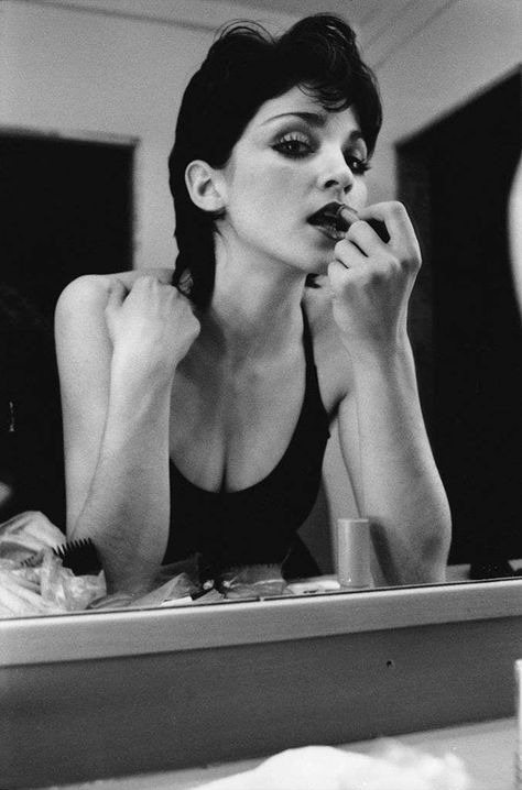 Madonna applying lipstick in a mirror when she was studying dance in New York City in the late 1970s. Applying Lipstick, Madonna 80s, Madonna Photos, Goldie Hawn, Beauty Hair Makeup, Steven Tyler, Priscilla Presley, How To Apply Lipstick, Women In Music