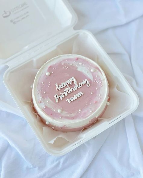 Bento Cake Design 20th Birthday, Mom Birthday Cake Designs, Bento Cake Birthday Design, Bento Cake Photography, Mom Bento Cake, Bento Cake For Moms Birthday, Cake Bento Aesthetic, Birthday Bento Cake Ideas, Cake Bento Design