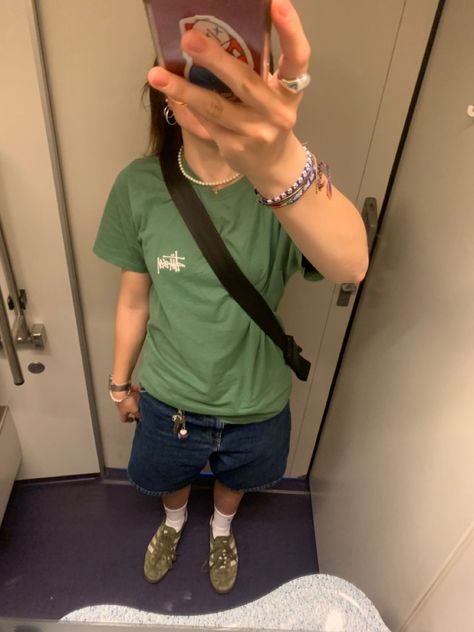 Jorts Outfit, Girl Streetwear, Oversize Outfit, Androgynous Outfits, Tomboy Style Outfits, Fire Fits, Casual Chic Outfit, Tomboy Fashion, Feminine Outfit