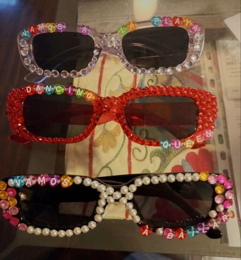 Beaded Sunglasses Aesthetic, Festival Glasses Diy, Decorating Sunglasses Aesthetic, Decorate Your Own Sunglasses, Sunglasses Ideas Diy, Decorating Sunglasses Ideas, Sunglass Decorating Craft, Summer Crafts For Teens Aesthetic, Sun Glasses Decoration Ideas