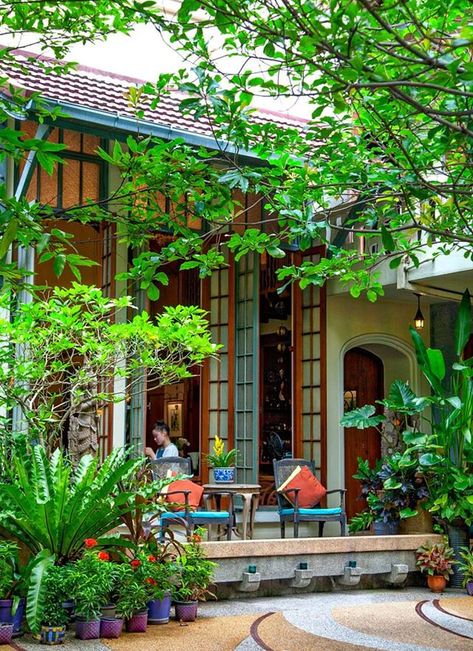 Bangkok Hotels Top 10, Thailand Hotels Luxury, Thai Garden, Bangkok Hotels, Bangkok Itinerary, Japanese Hotel, Heritage Architecture, Unusual Hotels, Capsule Hotel