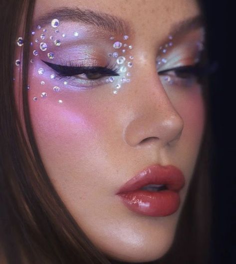 Space Glam Makeup, Fairy Rave Makeup, Rave Makeup Ideas Glitter, Purple Rave Makeup, Euphoria Party Looks, Pink Rave Makeup, Disco Party Makeup, Euphoria Party Makeup, Disco Glam Makeup