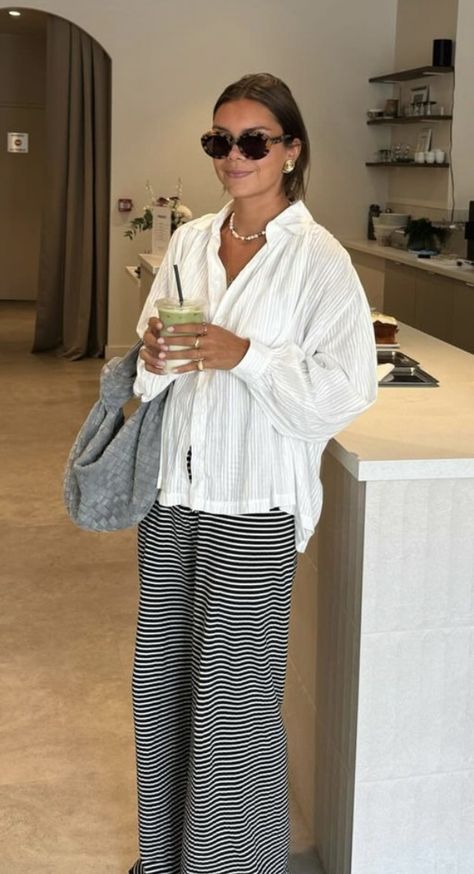 Horizontal Striped Pants Outfit, Nappa Valley Outfits Summer, Picnic Outfit Pants, Striped Dress Pants Outfit, Loose Pants Outfit Classy, Uni Outfit Ideas Summer, Styling Vs Wearing, Black And White Striped Pants Outfit, Oversized Outfit Summer