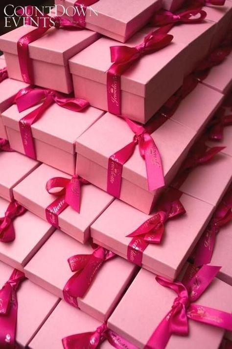 Pink Boxes, Glitter Rosa, Movie Aesthetic, Pink Gift Box, I Believe In Pink, Wallpaper Collage, Pink Box, Christmas Movie, Tickled Pink