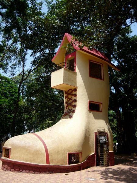 Shoe House ;People must like this design , a lot of shoe house's around. House Abandoned, Shoe House, Unusual Houses, Unusual House, Upside Down House, Crazy Houses, Amazing Houses, Architectural Sketches, Toyo Ito