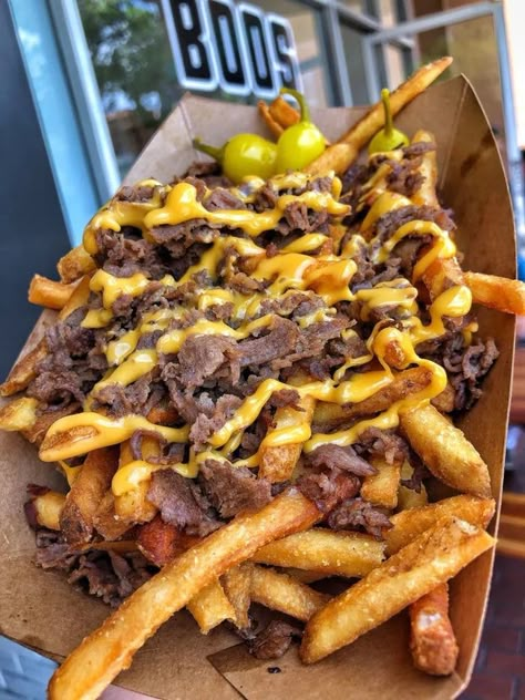 Cheesesteak Fries, Poutine, Food Goals, Food Platters, Food Obsession, Cafe Food, Interesting Food Recipes, French Fries, Pretty Food