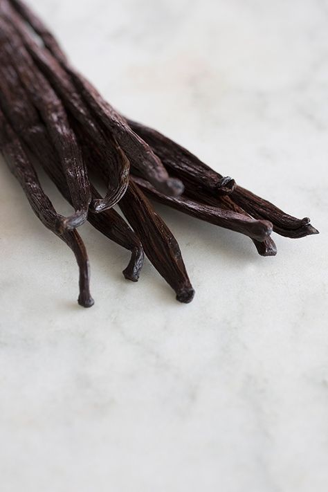 How to Make Vanilla Extract Make Vanilla Extract, Vanilla Extract Recipe, Hawaiian Dishes, Homemade Vanilla Extract, Natural Farming, Vanilla Beans, Ripe Fruit, Homemade Vanilla, Vanilla Sugar