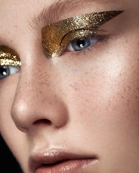 graphic glitter. Editorial Make-up, Catwalk Makeup, Metallic Makeup, Glitter Photography, Make Up Inspiration, Avant Garde Makeup, Glitter Eye Makeup, Runway Makeup, Smink Inspiration