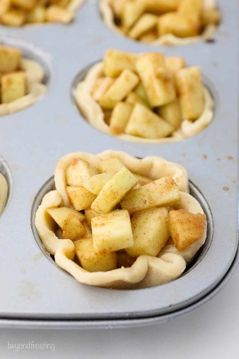 For such a cute bite-sized pie, these Mini Apple Pies are jam-packed with flavor! They’re easy to make and baked in a muffin tin. I topped with a simple yet mouthwatering crumble topping. Quiche, Essen, Mini Muffin Tin Apple Pies, Cupcake Pan Apple Pie, Mini Pies In Cupcake Tin, Mini Apple Pie Recipe Muffin Tins, Muffin Pan Apple Pie Desserts, Apple Pie In Muffin Cups, Apple Pie In Cupcake Tins