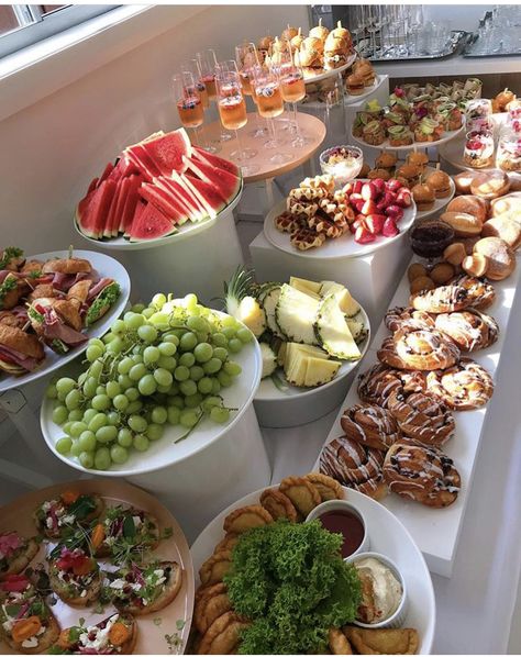 Large Party Food Ideas Buffet, Center Piece For Birthday Party Women Flowers, Womens Brunch Decoration, Brunch Food Display Ideas, House Party Food Display, Bachelorette Food Table, Bruch Birthday Idea, Bruch Idea Birthday Decoration, Brunch Display Ideas