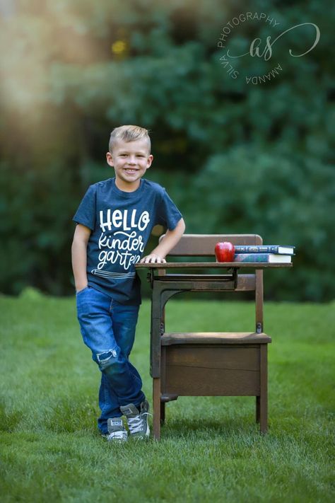 1st Day Of School Photoshoot, 1st Grade Photo Shoot, Homeschool School Pictures Ideas, 1st Day Of School Photo Ideas, Homeschool Photo Shoot Ideas, Homeschool School Pictures, Back To School Minis Photo Shoot Ideas, Back To School Poses Picture Ideas, Homeschool Back To School Pictures