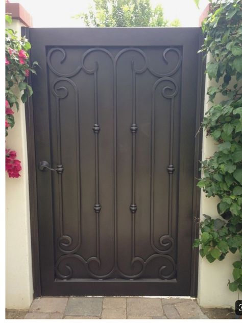 Gate Design Modern, Iron Main Gate Design, Modern Main Gate Designs, Home Gate, Backyard Gates, Metal Garden Gates, Iron Garden Gates, Gate Wall Design, Gate Decoration