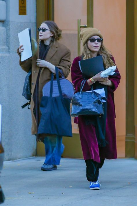 Mary-Kate and Ashley Olsen Prove That Twinning Can Be Cool | Vogue Mary Kate Olsen Style, Ashley Olsen Style, Famous Twins, Olsen Twins Style, Mary Kate And Ashley, Olsen Sister, Kate Olsen, New York City Photos, Mary Kate Ashley