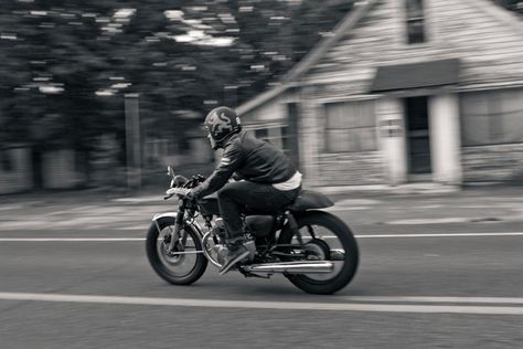 We hope you're spending your Sunday in the wind. Ducati Pantah, Luxury Couple, Biker Aesthetic, Bike Photography, Ulzzang Couple, Couples Poses For Pictures, Street Bikes, Couple Photography Poses, Best Couple