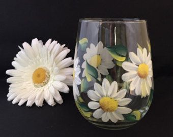 Daisy stemless wine glass, white daisy flower wine glass , hand painted  flowers Spring Wine, White Daisy Flower, Hand Painted Glassware, Bottle Diy, Hand Painted Glasses, Glass Painting Designs, Wine Glass Crafts, Wine Glass Art, Daisy Painting