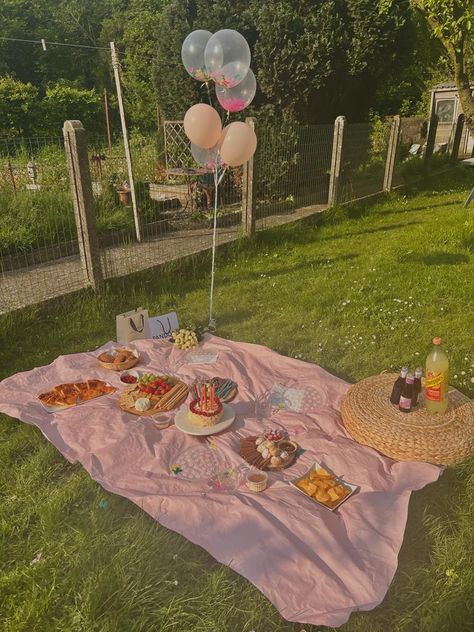 Simple Picnic Ideas Decoration, Outdoor Aesthetic Birthday, Birthday Picnic Checklist, Birthday Picnic Setup Ideas, 16 Birthday Party Ideas Picnic, Pinterest Picnic Aesthetic, Birthday In Garden Ideas, Pink Themed Picnic, Picnic Aesthetic Birthday Party