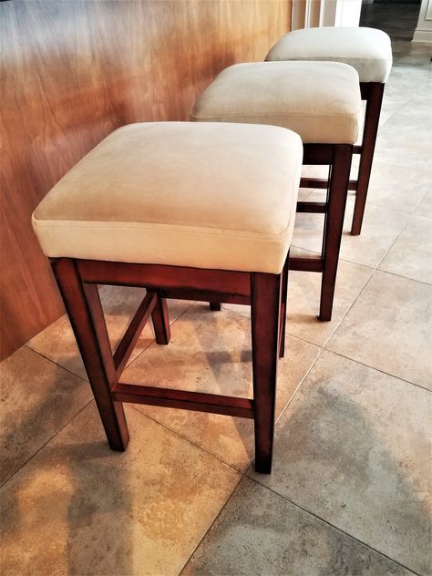 Video tutorial: How to reupholster a bar stool seat in ONE HOUR! All DIY... Reupholster Bar Stools, How To Reupholster An Ottoman, Cabinet Detail, Bar Stool Makeover, Diy Bar Stools, Stool Makeover, Bar Stool Cushions, Diy Furniture Chair, Bar Stool Seats