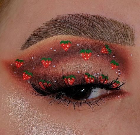 Eye makeup/ eye shadow looks/ red /strawberry Mushroom Eye Makeup, Eye Makeup Designs Art, Creative Eye Makeup Design, Graphic Eye Makeup, Wicked Makeup, Mushroom Makeup, Extra Makeup, Crazy Eye Makeup, Eyeliner Ideas