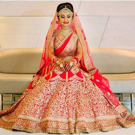 Indian Traditional Wedding, Traditional Wedding Dress, Desi Wedding Dresses, Bridal Photography Poses, Outfits Indian, Bridal Lehenga Collection, Indian Bridal Lehenga, Lehenga Wedding, Bridal Lehenga Red