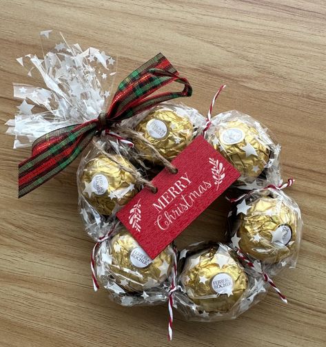 Xmas Small Gift Ideas, Ferrero Rocher Christmas Gift Ideas, Lindor Chocolate Wreaths, Small Gift For Christmas, Ferrero Rocher Christmas Ideas, Lindor Christmas Wreath, Christmas Ferrero Rocher Ideas, Food Gifts To Make For Christmas, Christmas Table Gift Ideas