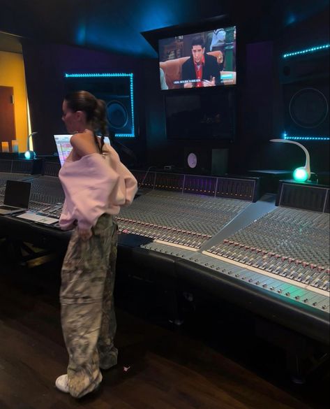 Music Studio Aesthetic, Madison Beer Instagram, Camila Parker, Producer Studio, Madison Beer Outfits, Beer Outfit, Music Studio Room, Career Vision Board, Clothing Studio