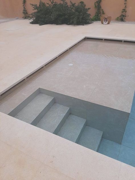 Plaster Pool, Pool Tile Ideas, Swimming Pool Steps, Indoor Swimming Pool Design, Moderne Pools, Dream Backyard Pool, Pools Backyard Inground, Swimming Pool Architecture, Pool Water Features