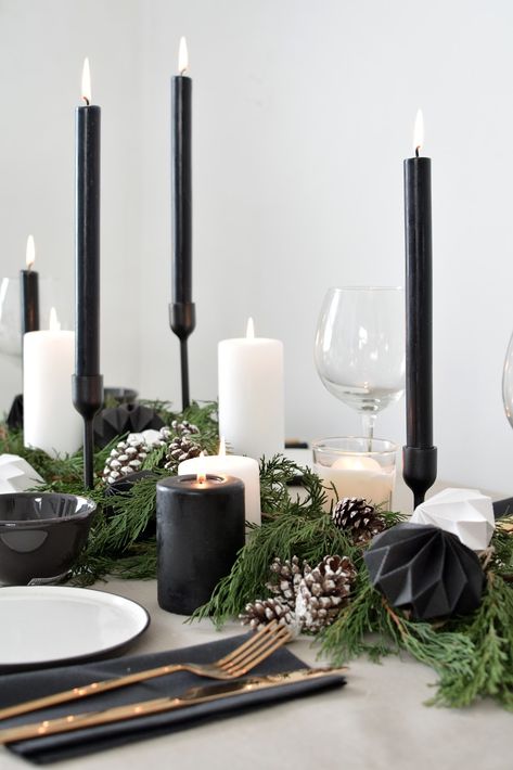 Modern Jul, Black Christmas Decorations, Diy Jul, Black White Christmas, Bedroom Christmas, Deco Table Noel, Decorating Bedroom, Christmas Dinner Table, Modern Christmas Decor