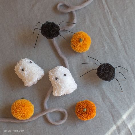 Pom Pom Spiders, Halloween Garlands, Spooky Christmas, Daily Crafts, Make Halloween, Pumpkin Spider, Easy Halloween Crafts, Halloween 20, Pom Pom Crafts